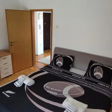 Mali Slatki Dom Za Vas Apartamento Tuzla Exterior foto