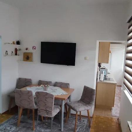 Mali Slatki Dom Za Vas Apartamento Tuzla Exterior foto